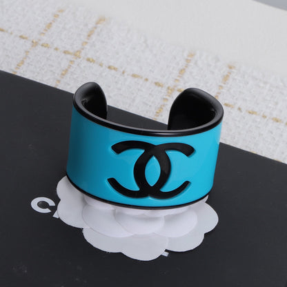 Bracelet ouvert en acrylique avec logo de mode