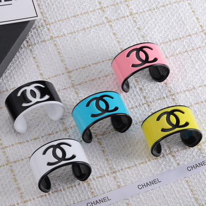 Bracelet ouvert en acrylique avec logo de mode