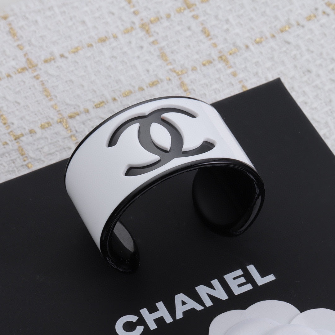 Brazalete Abierto Acrílico con Logotipo de Moda