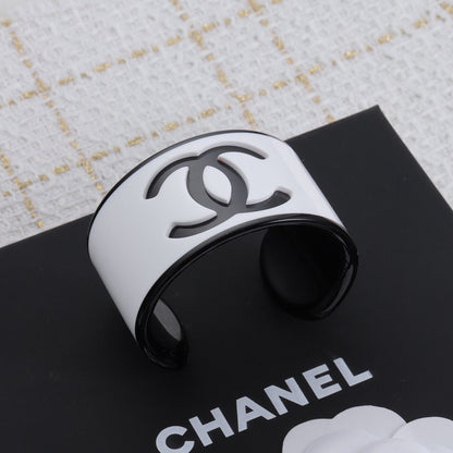 Bracelet ouvert en acrylique avec logo de mode