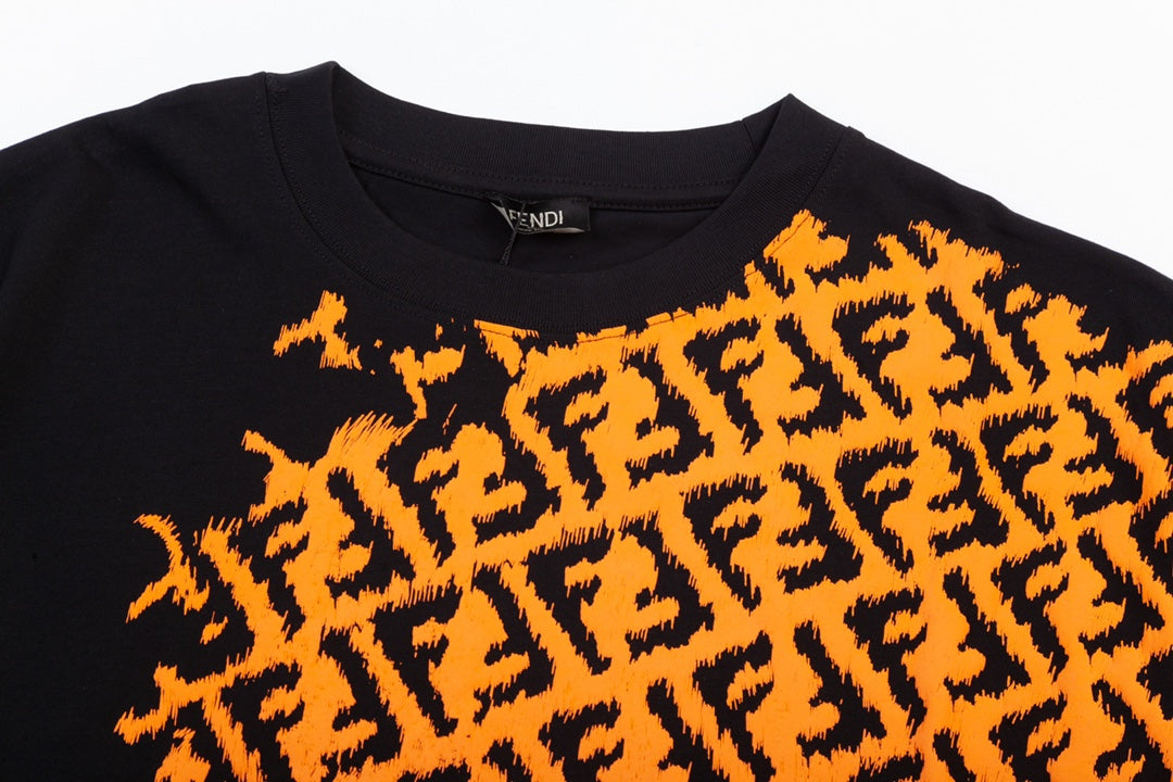 Camiseta con el logo impreso a medias