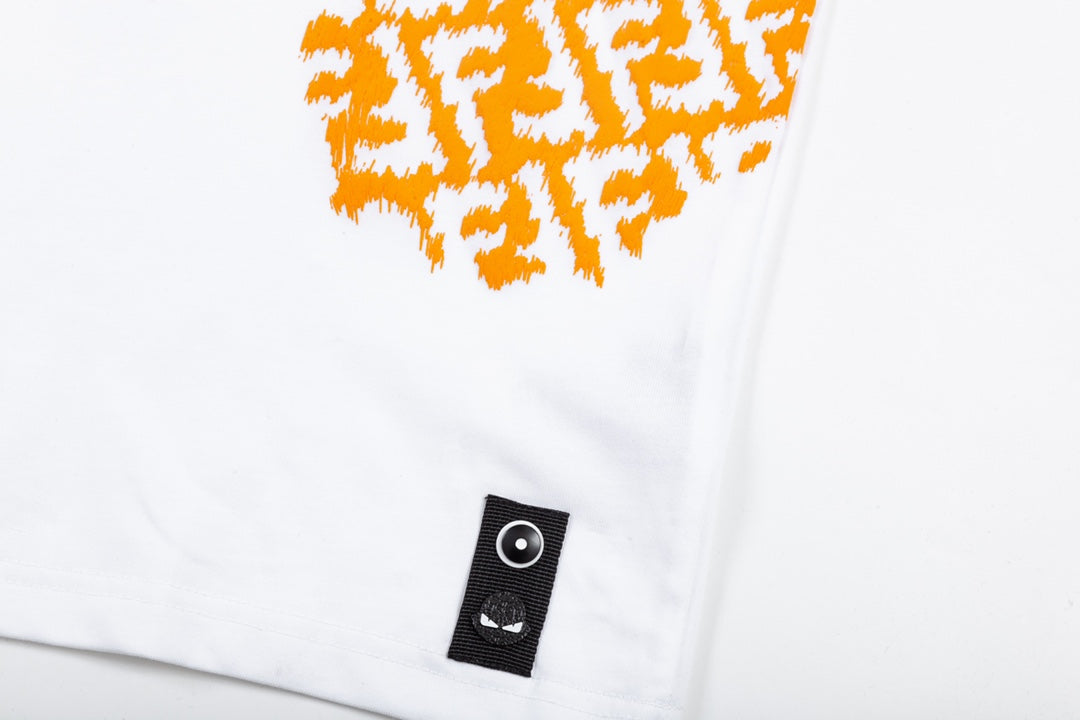 Camiseta con el logo impreso a medias