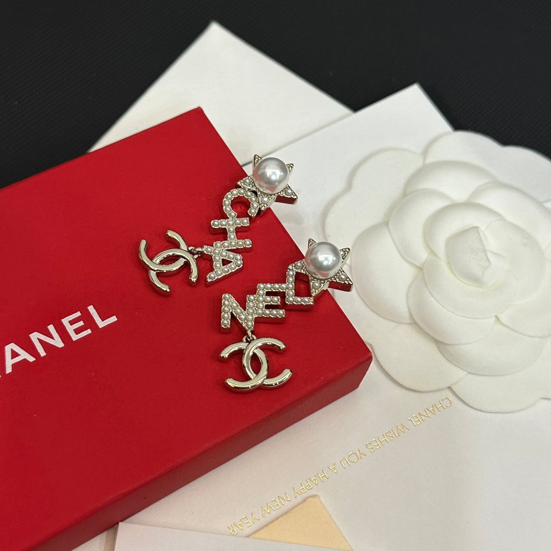 Pendientes de perlas con inicial elegante