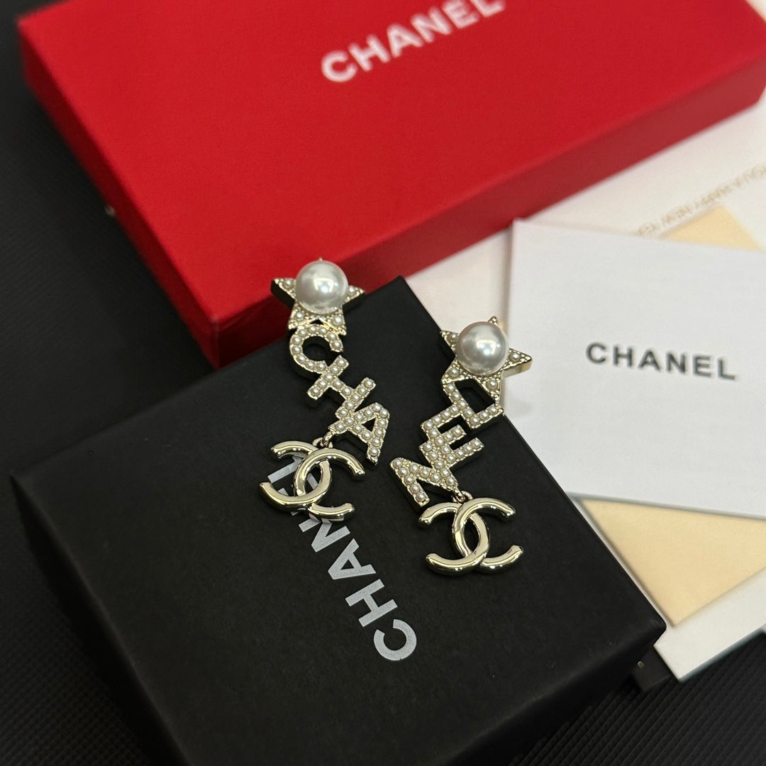 Pendientes de perlas con inicial elegante