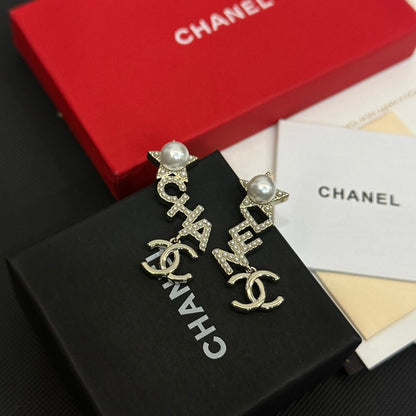 Pendientes de perlas con inicial elegante