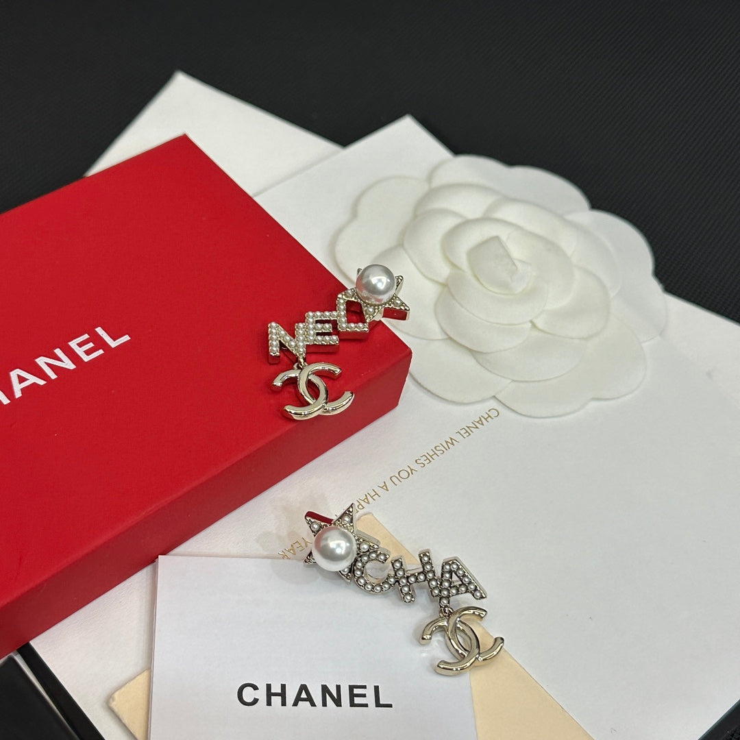 Pendientes de perlas con inicial elegante