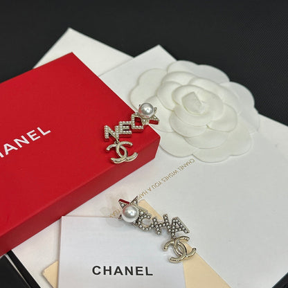 Pendientes de perlas con inicial elegante