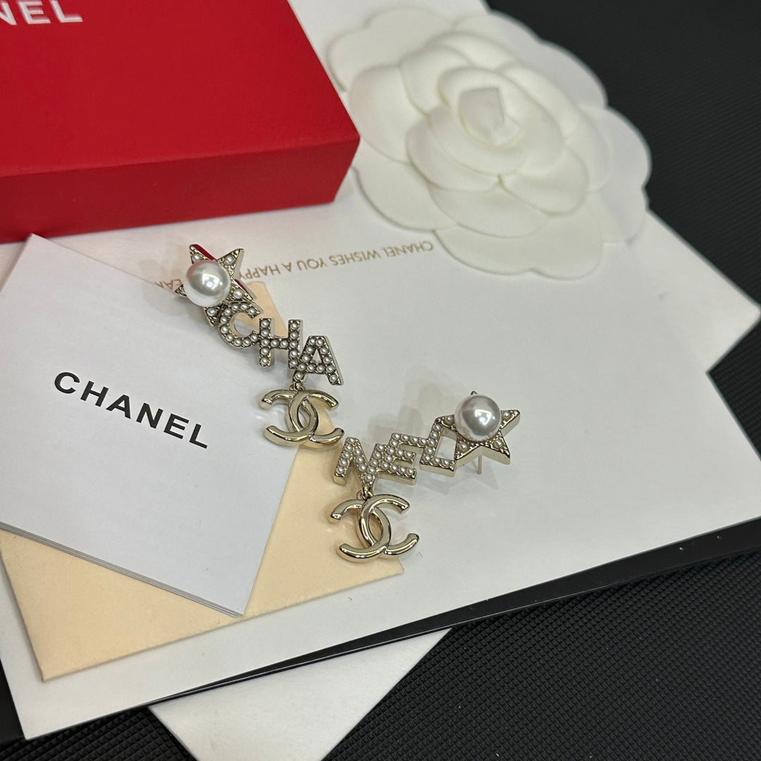 Pendientes de perlas con inicial elegante