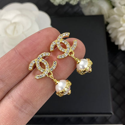 Boucles d'oreilles pendantes élégantes en perles