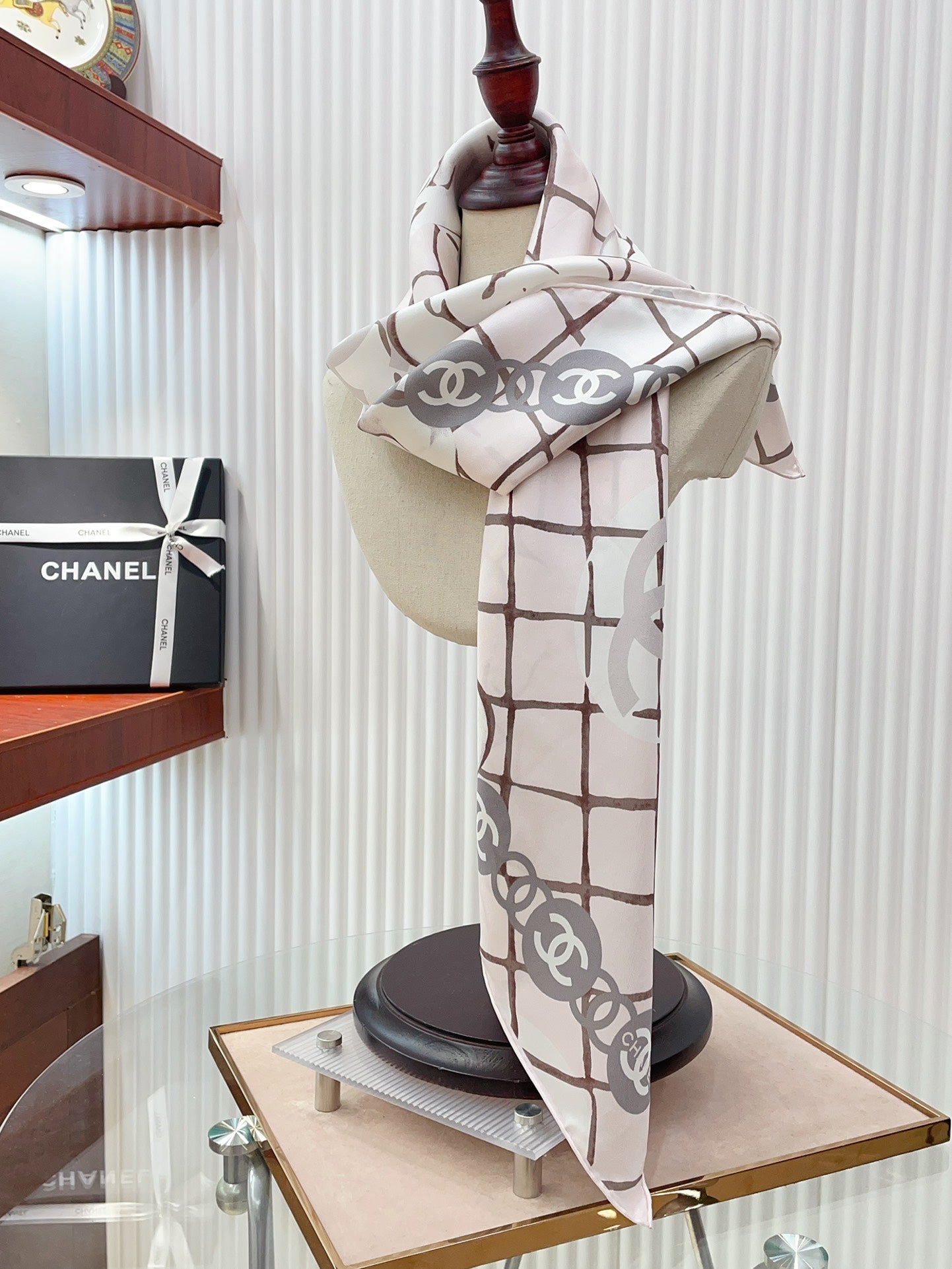Pañuelo de seda cuadrado con doble C y camelias