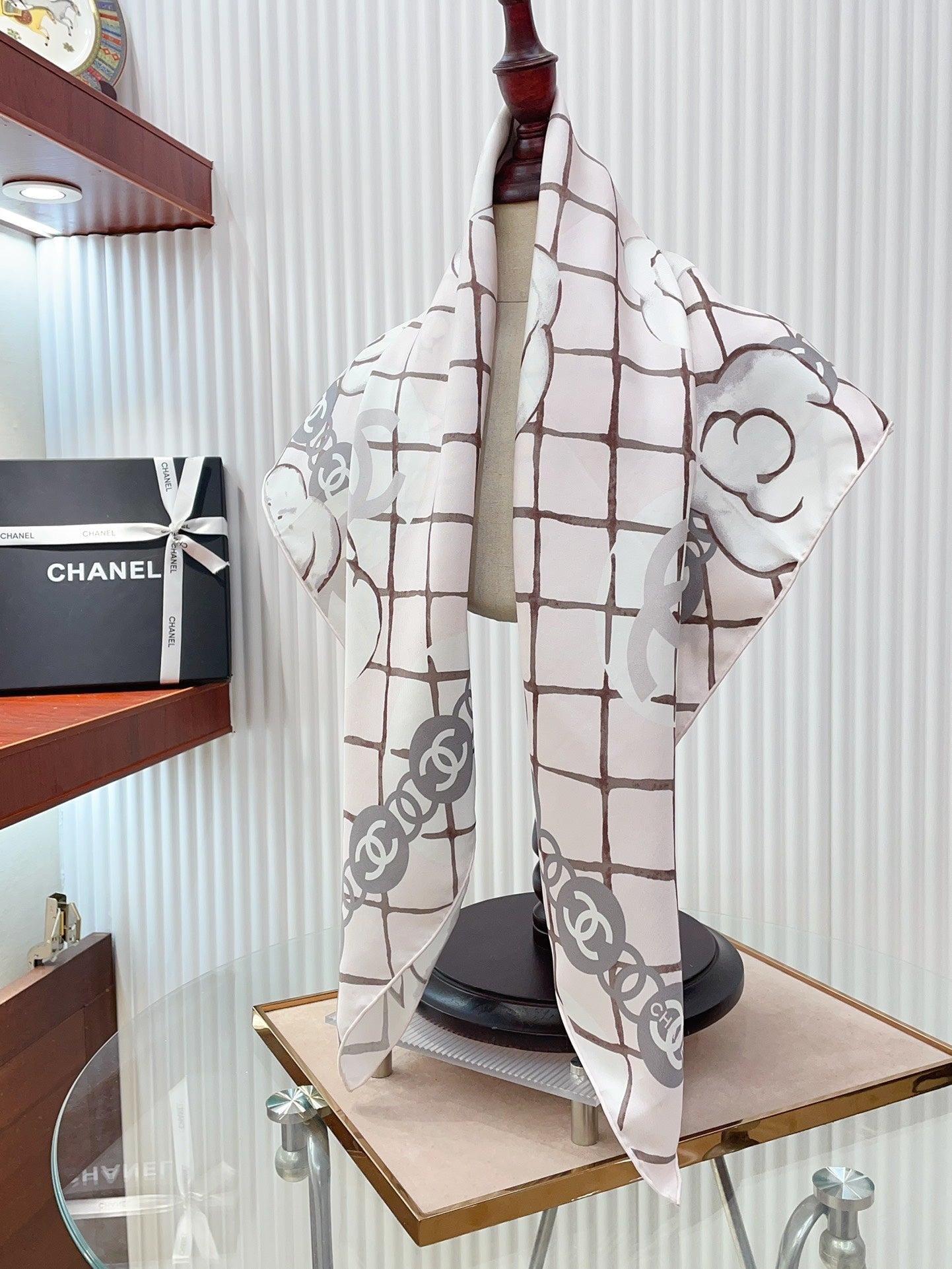 Pañuelo de seda cuadrado con doble C y camelias