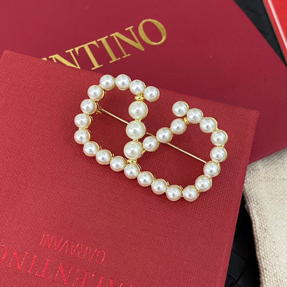 Elegante broche en V con perlas