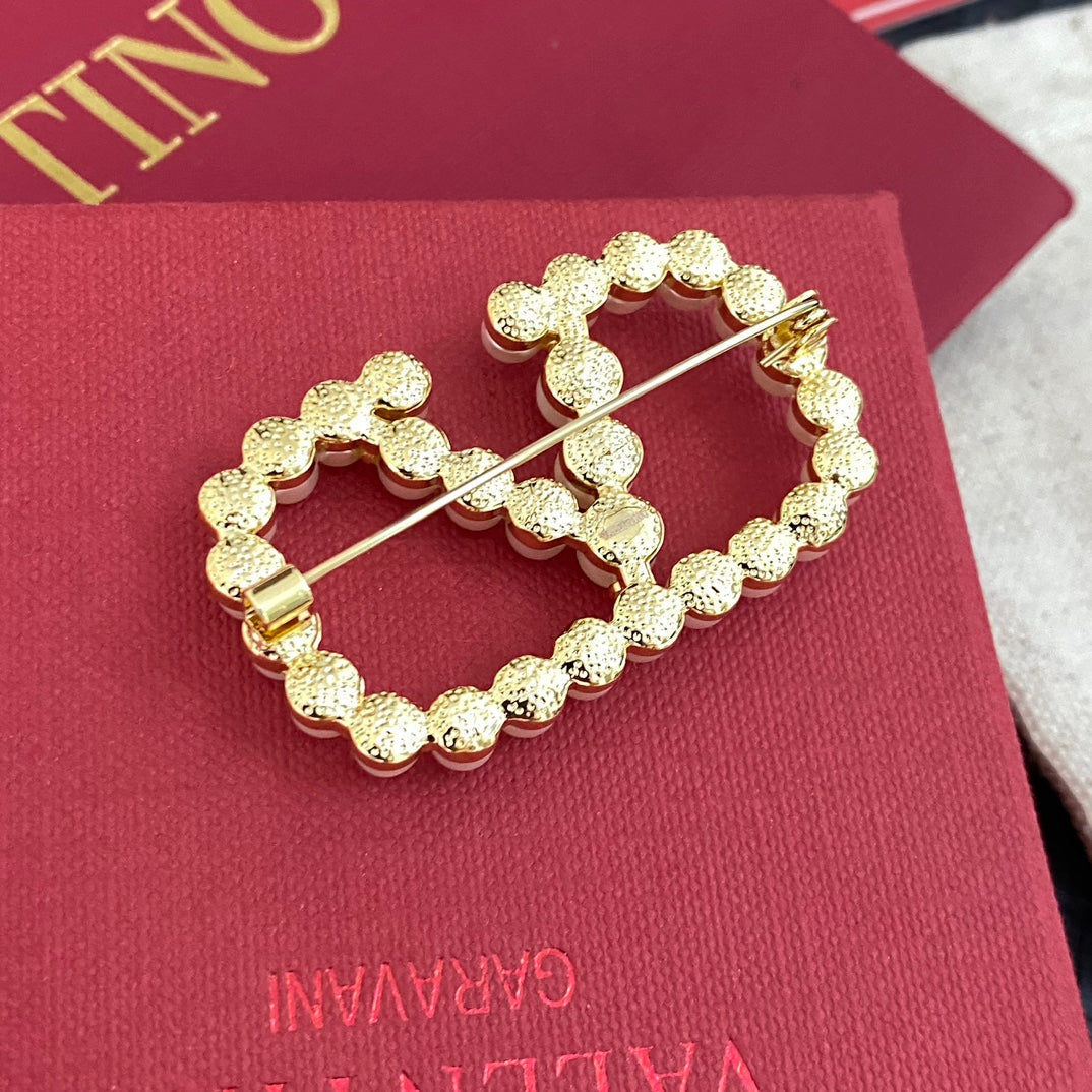Elegante broche en V con perlas
