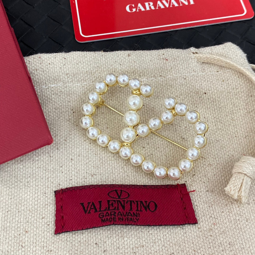 Elegante broche en V con perlas