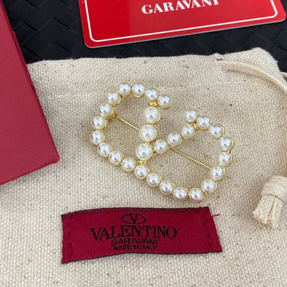 Elegante broche en V con perlas
