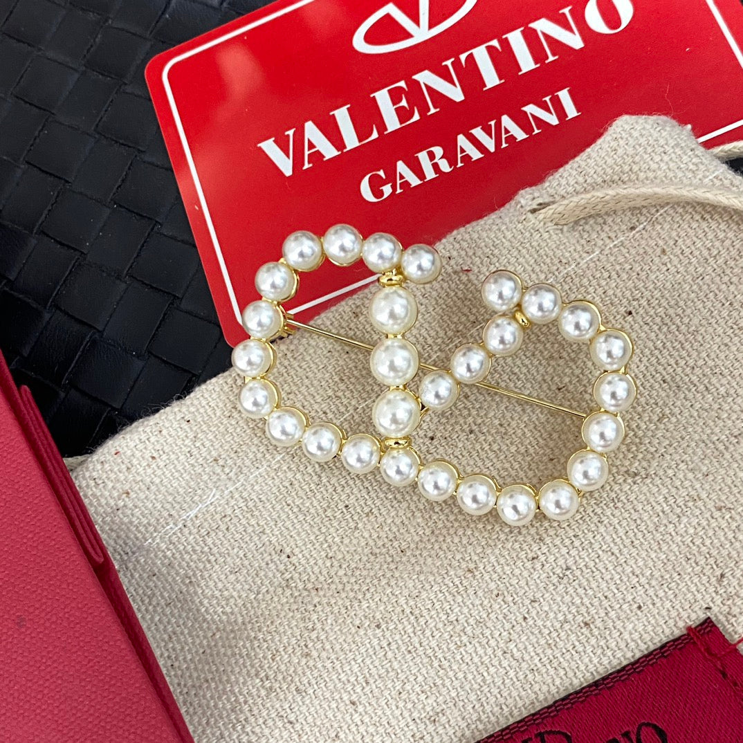 Elegante broche en V con perlas