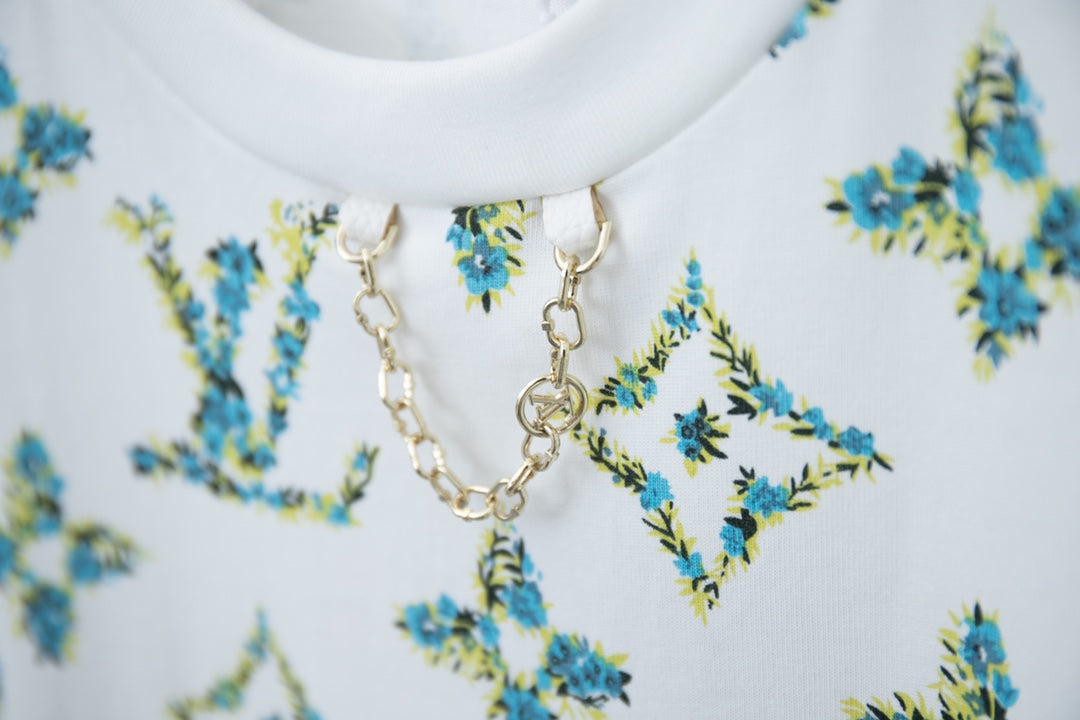 Camiseta verde con estampado floral