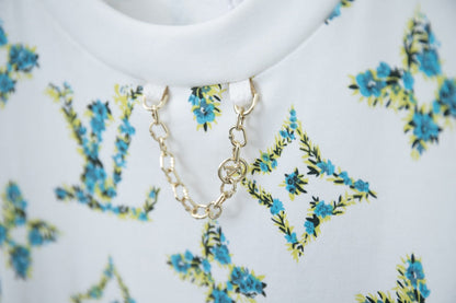 Camiseta verde con estampado floral