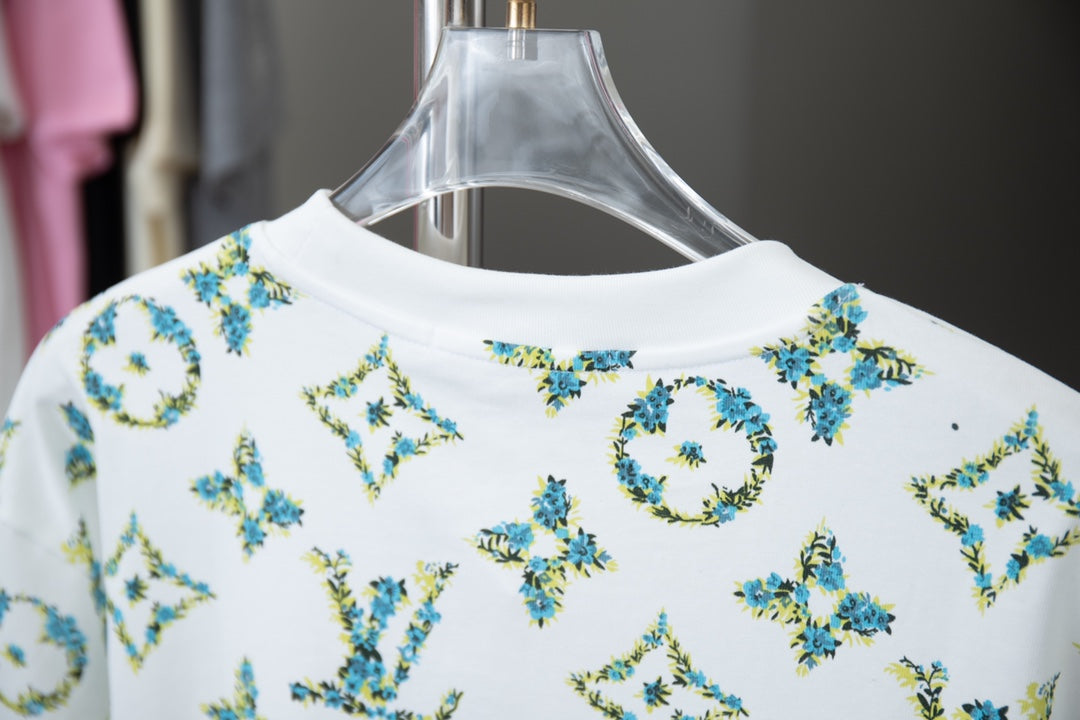 Camiseta verde con estampado floral