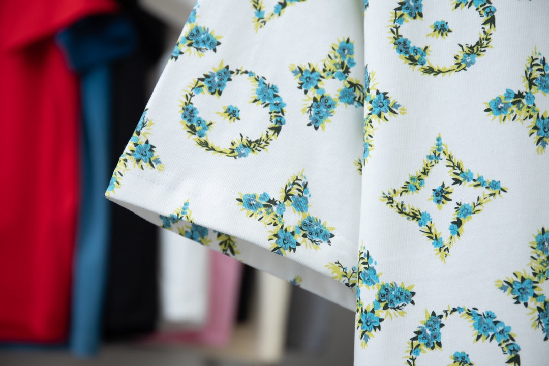 Camiseta verde con estampado floral