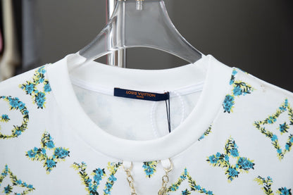 Camiseta verde con estampado floral