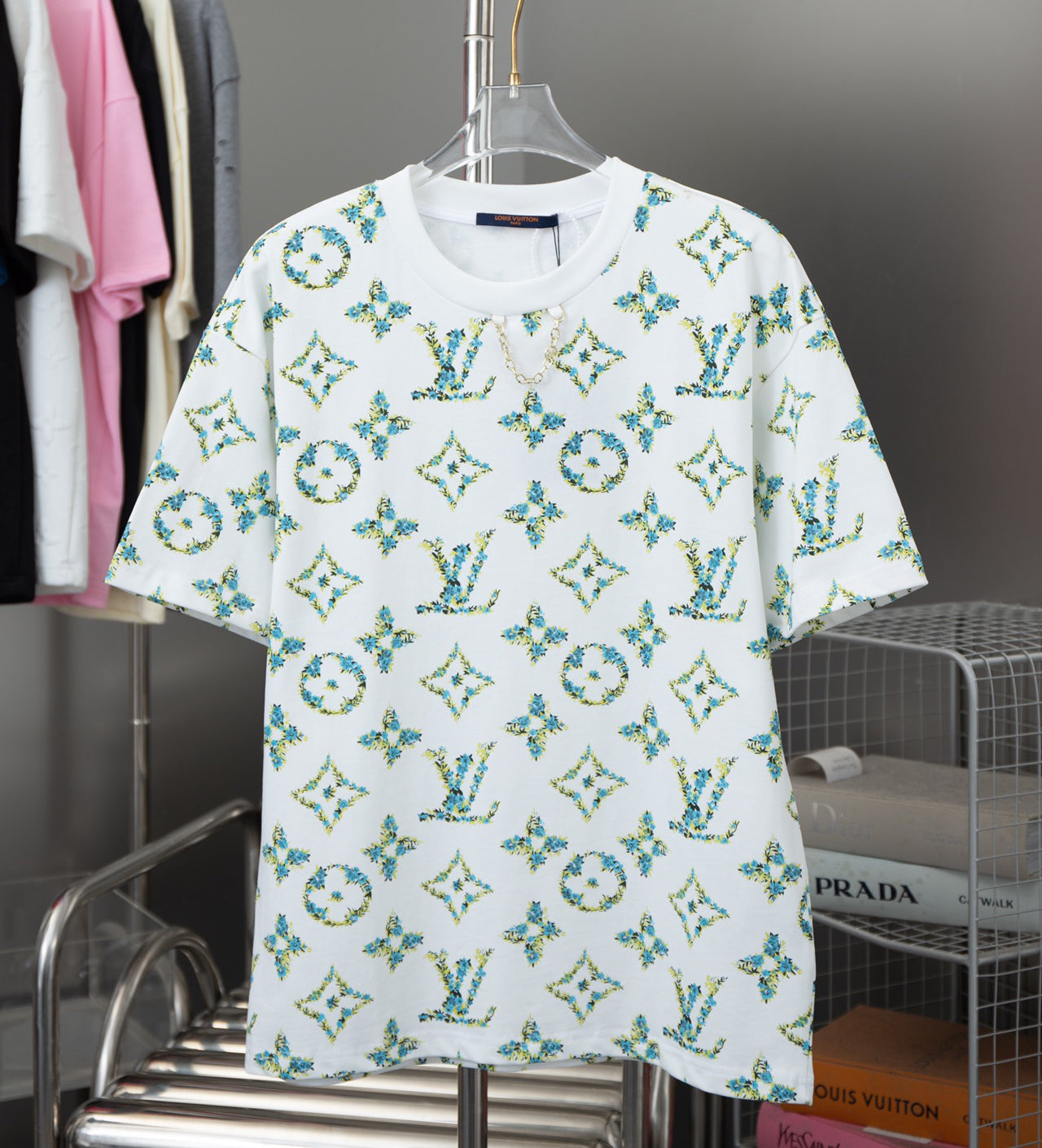 Camiseta verde con estampado floral