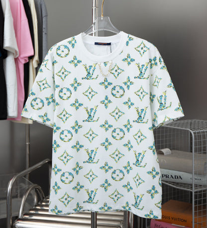 Camiseta verde con estampado floral