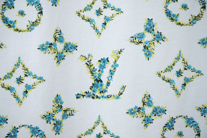 Camiseta verde con estampado floral