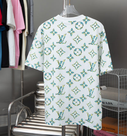 Camiseta verde con estampado floral