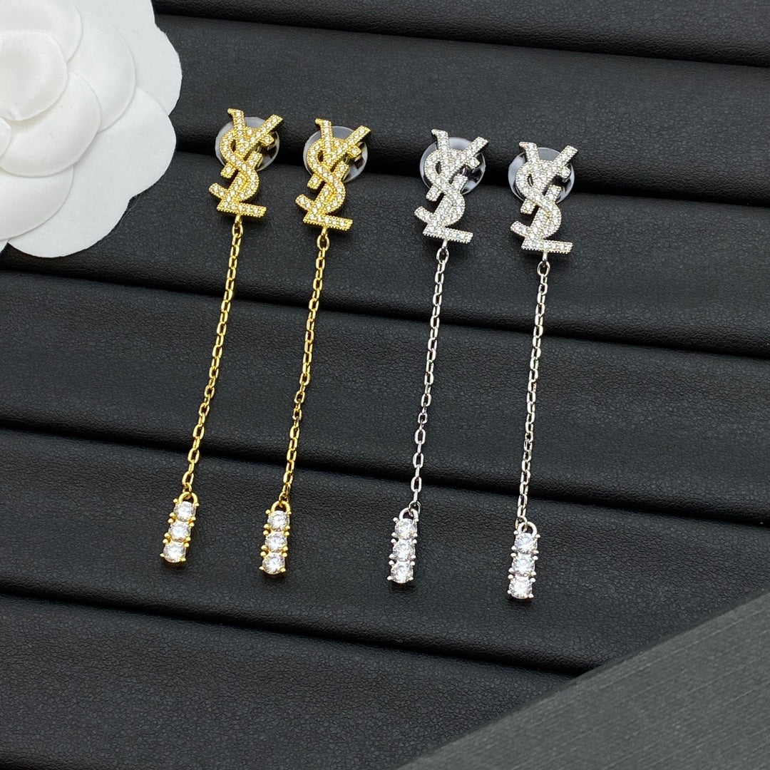 Pendientes largos de cristal con letras metálicas