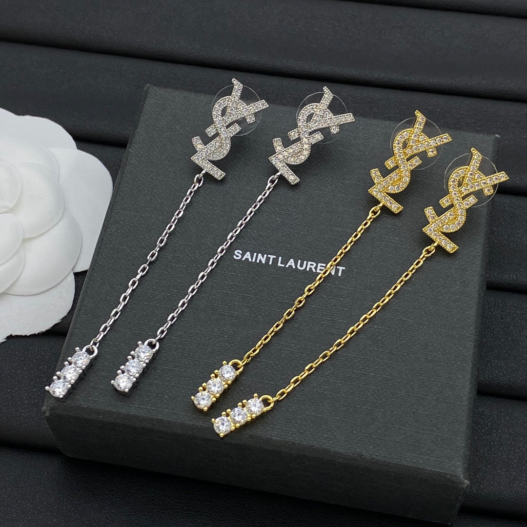 Pendientes largos de cristal con letras metálicas