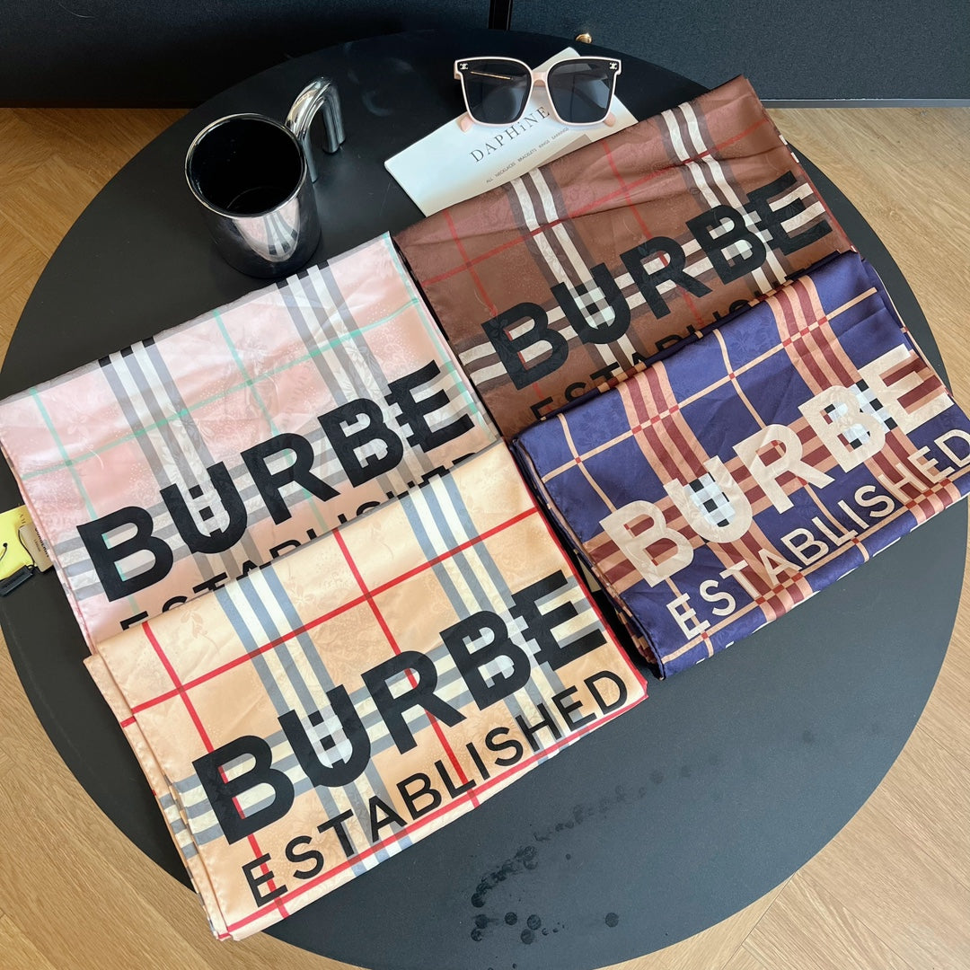 Bufanda de seda clásica a cuadros de cuatro colores