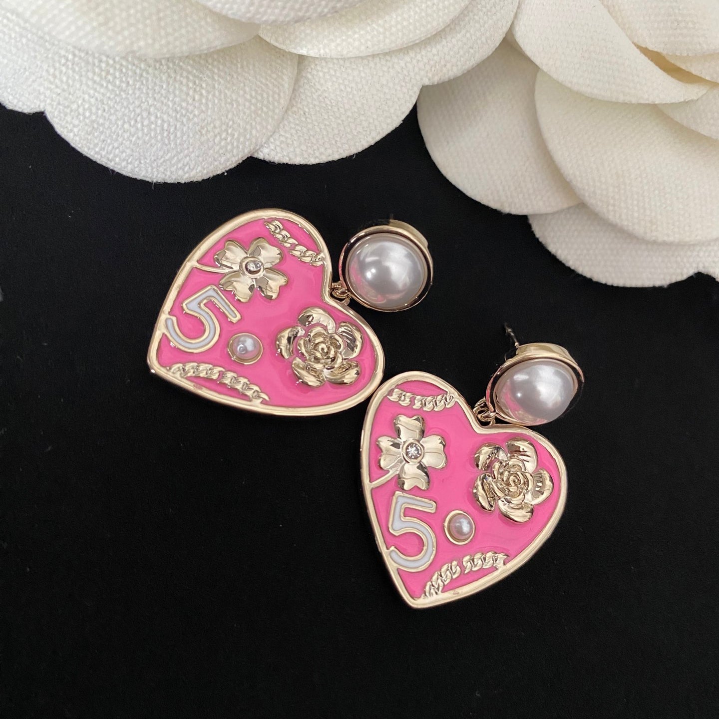 Pendientes elegantes de corazón con perlas y flores