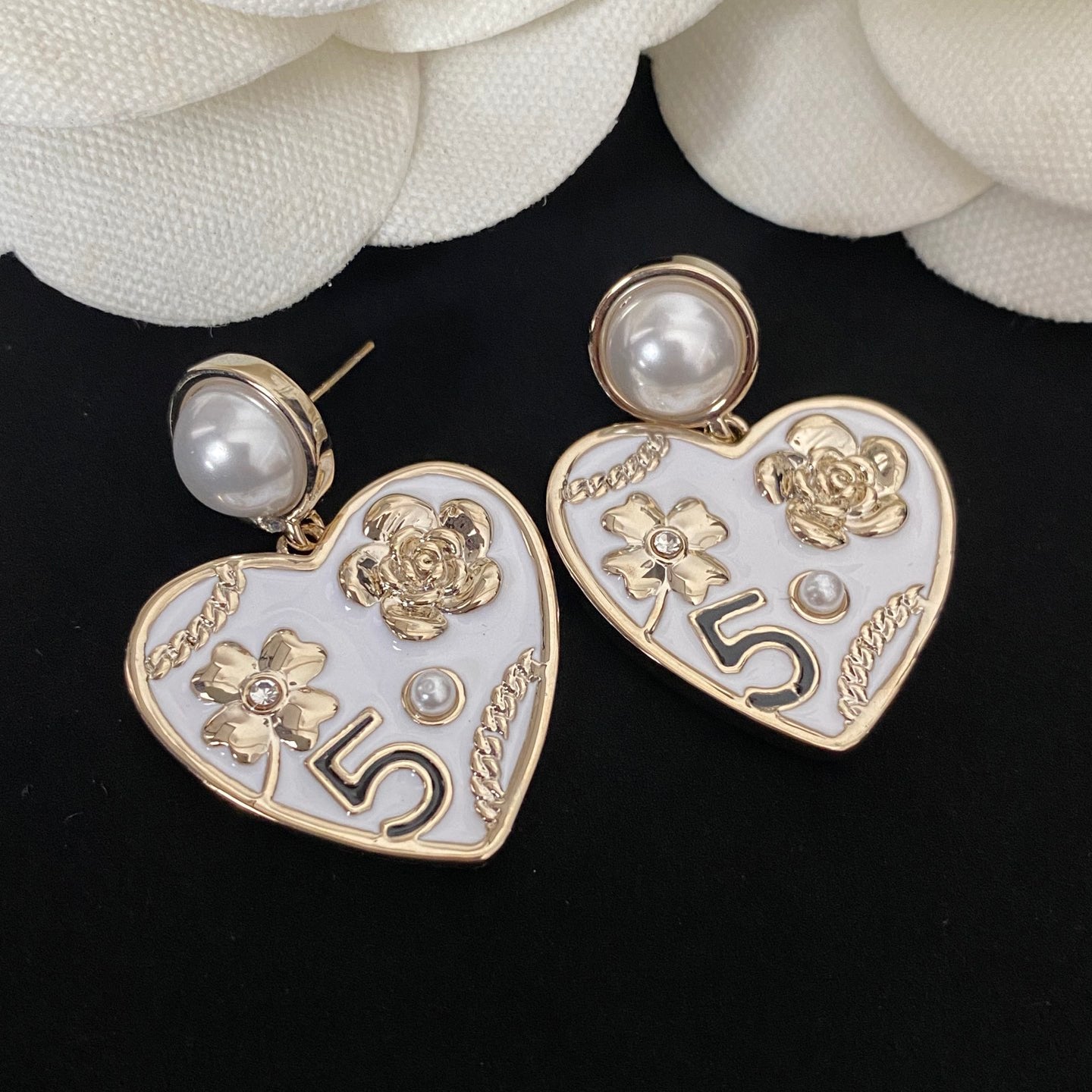 Pendientes elegantes de corazón con perlas y flores