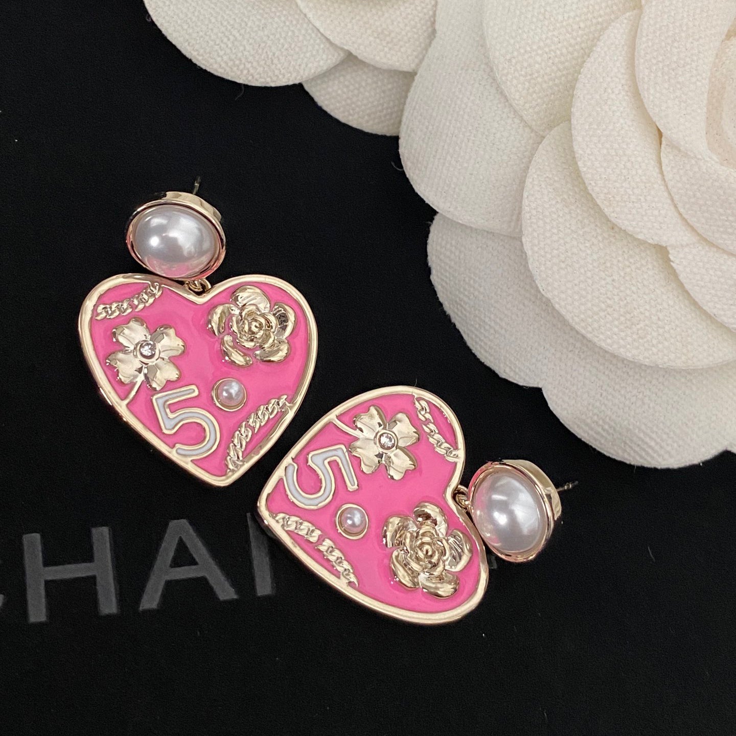 Pendientes elegantes de corazón con perlas y flores