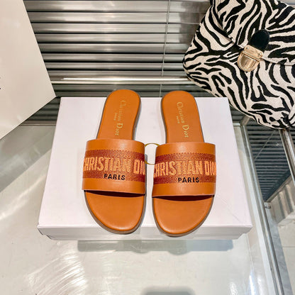 Mules en veau uni et coton brodé
