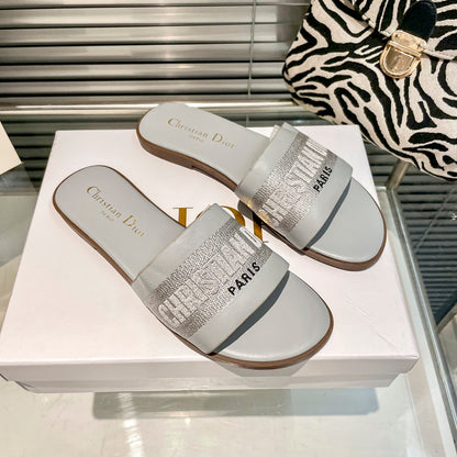 Mules en veau uni et coton brodé