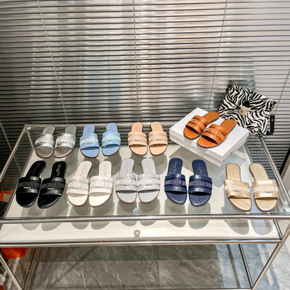 Mules en veau uni et coton brodé