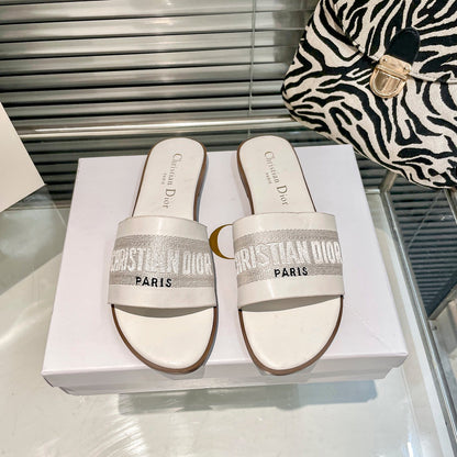Mules en veau uni et coton brodé