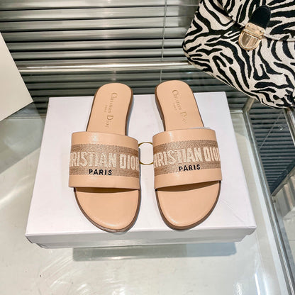 Mules en veau uni et coton brodé