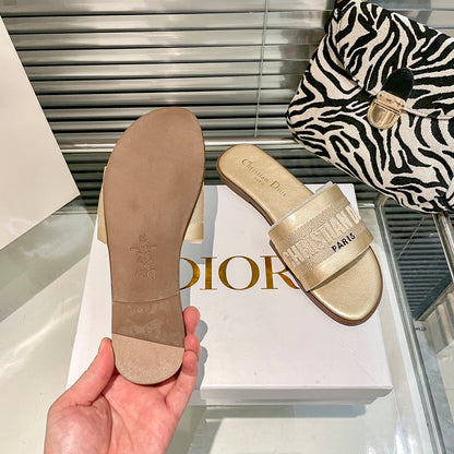 Mules en veau uni et coton brodé