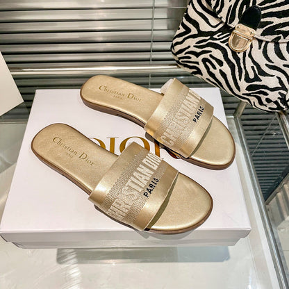 Mules en veau uni et coton brodé