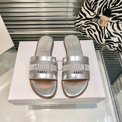 Mules en veau uni et coton brodé
