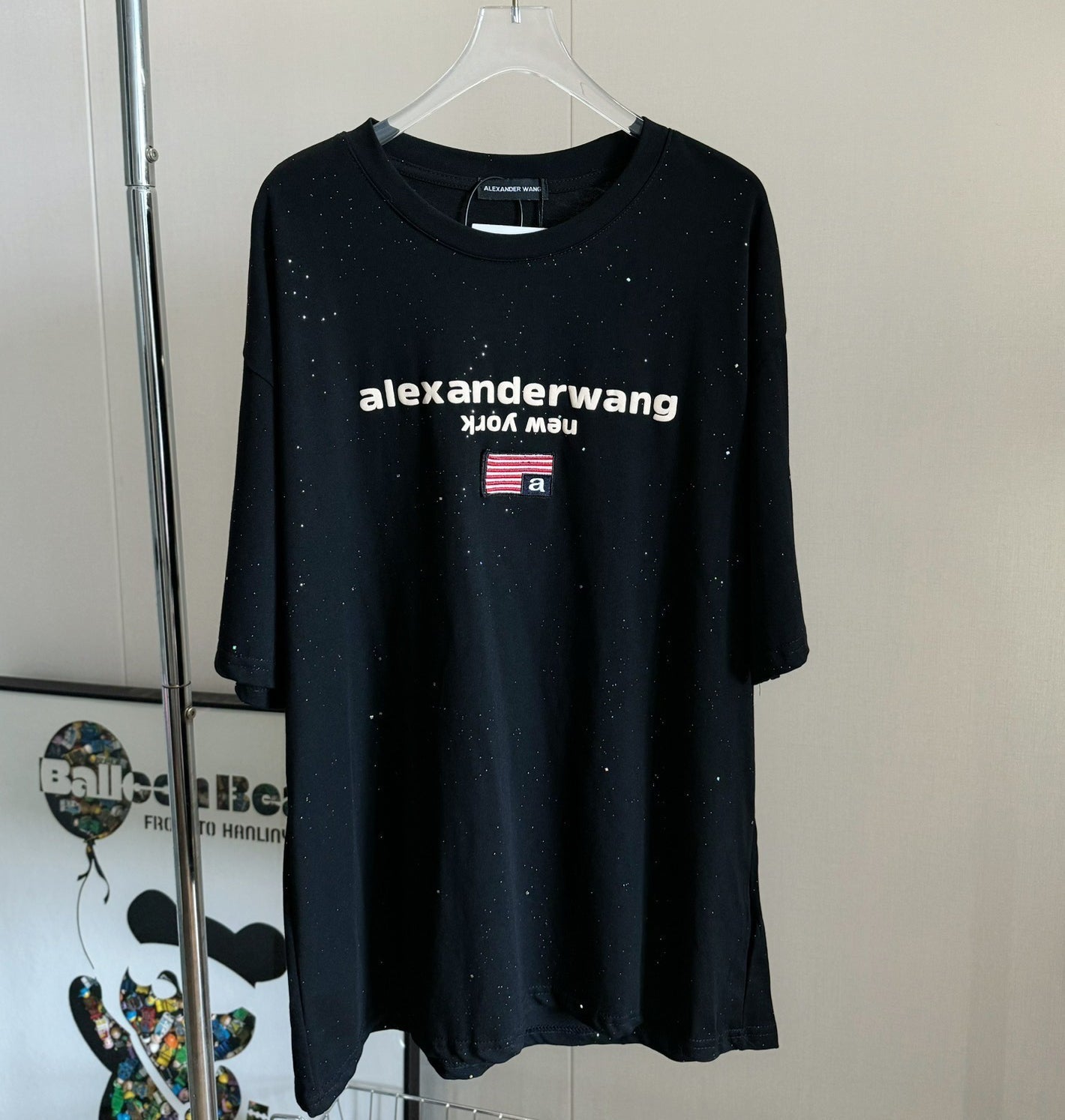 Camiseta de manga corta con logotipo bordado de espuma brillante estrellada.