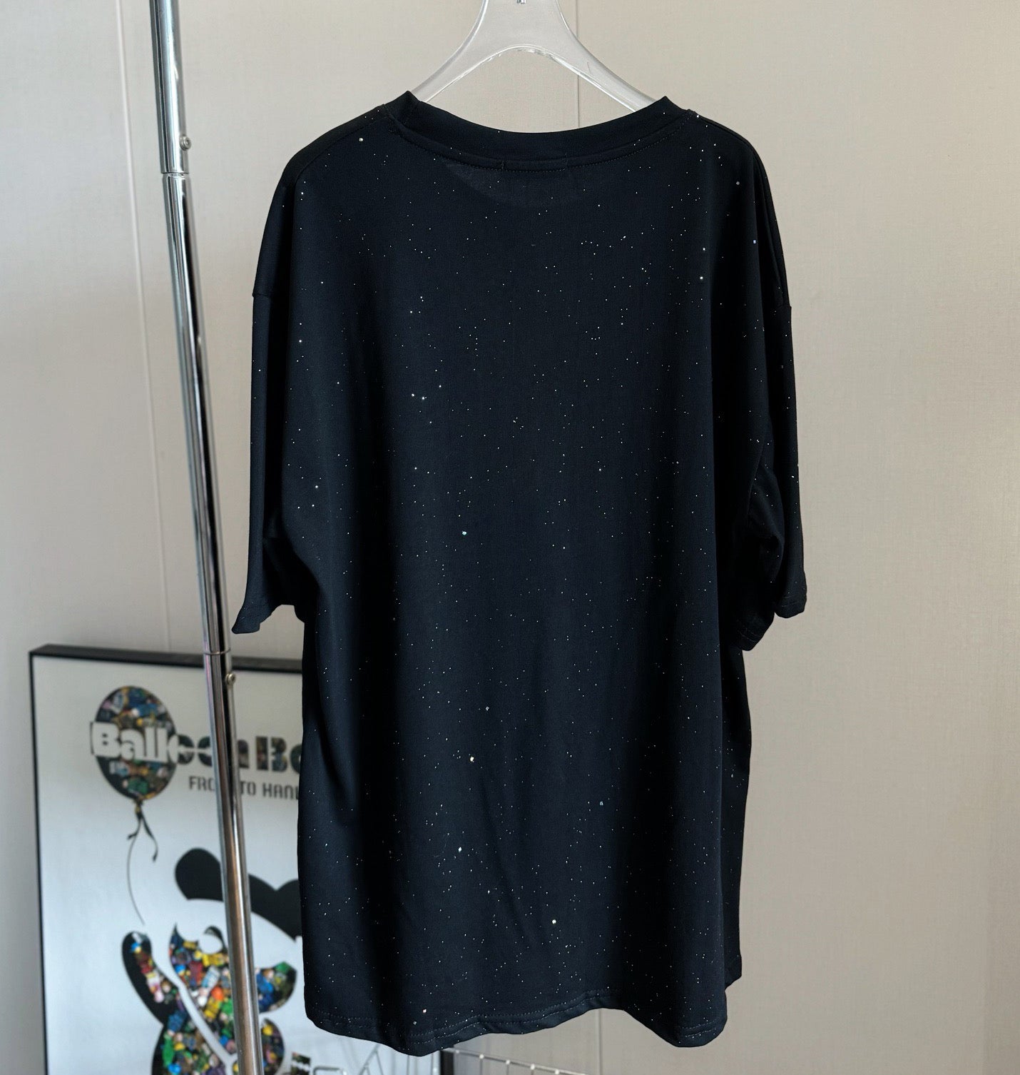 Camiseta de manga corta con logotipo bordado de espuma brillante estrellada.