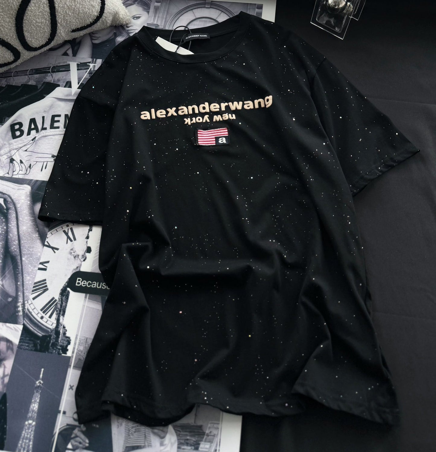 Camiseta de manga corta con logotipo bordado de espuma brillante estrellada.