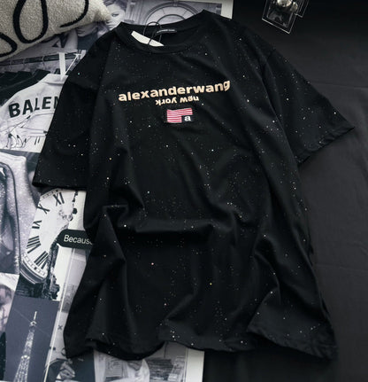 Camiseta de manga corta con logotipo bordado de espuma brillante estrellada.