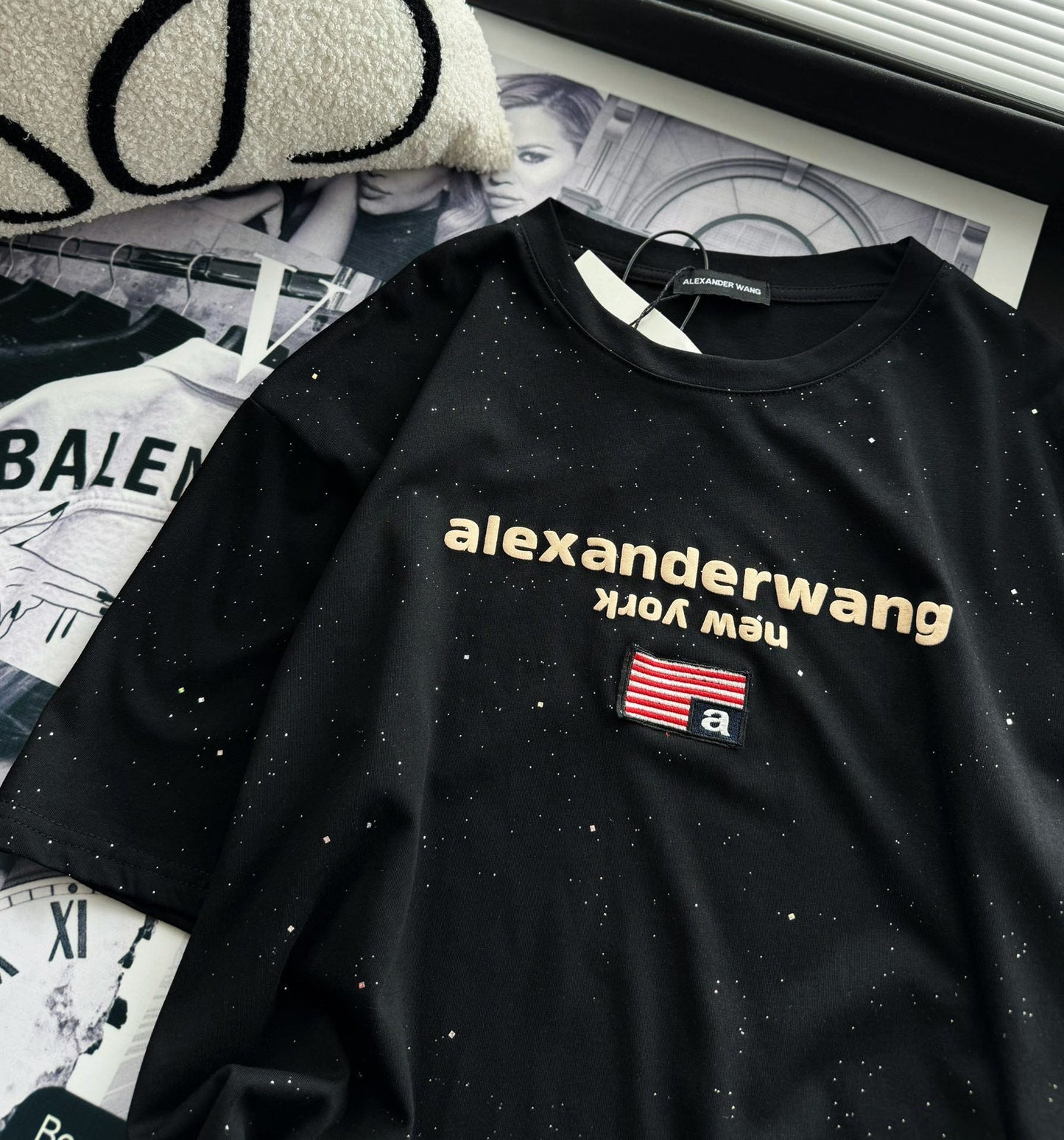 Camiseta de manga corta con logotipo bordado de espuma brillante estrellada.