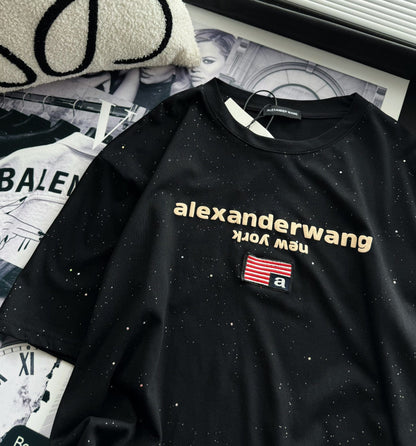Camiseta de manga corta con logotipo bordado de espuma brillante estrellada.