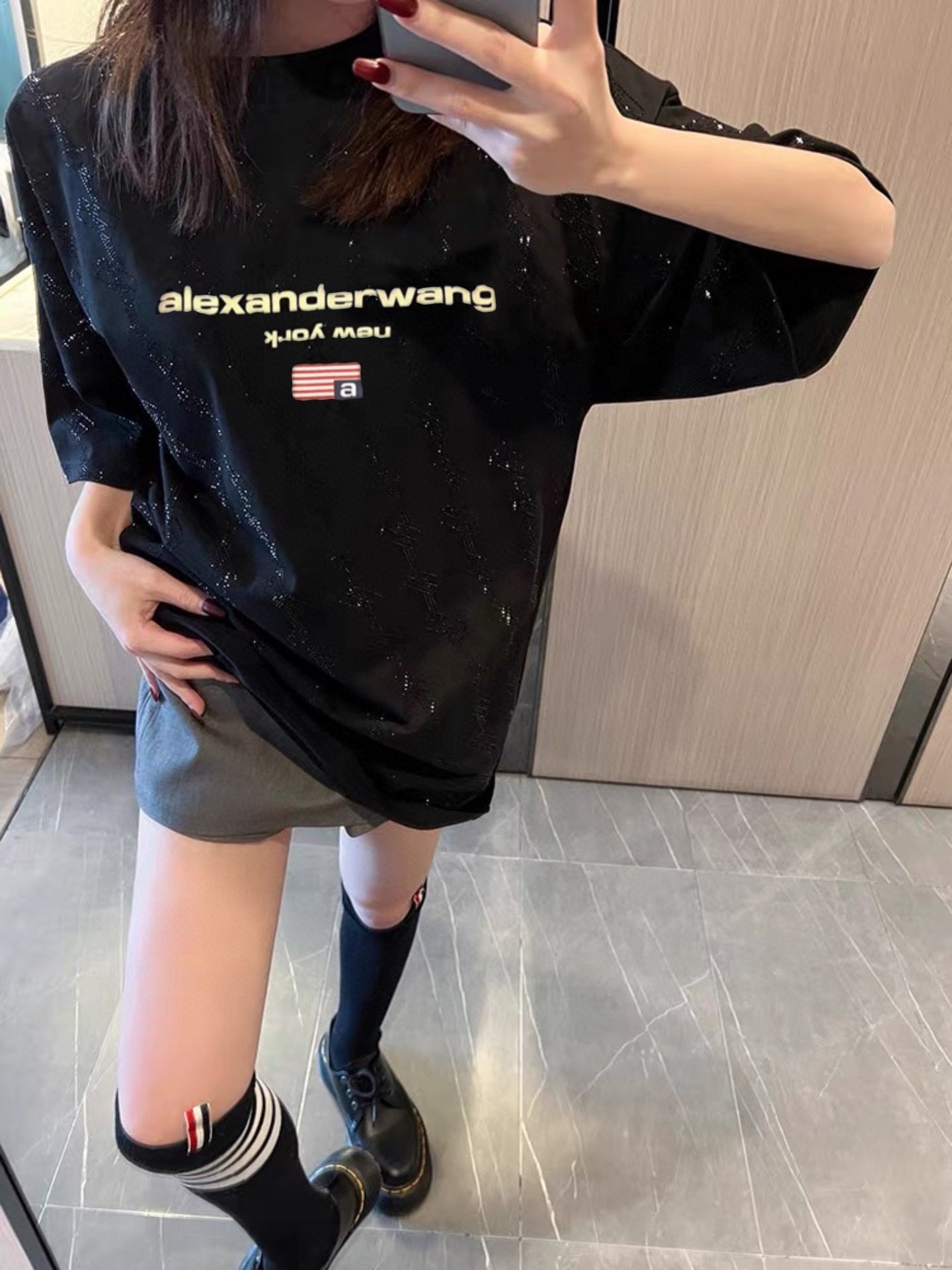 Camiseta de manga corta con logotipo bordado de espuma brillante estrellada.